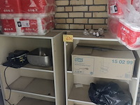Lot 630 - inhoud toiletberging - afbeelding 1 van  5