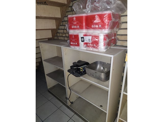 Lot 630 - inhoud toiletberging - afbeelding 2 van  5
