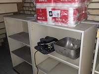 Lot 630 - inhoud toiletberging - afbeelding 2 van  5