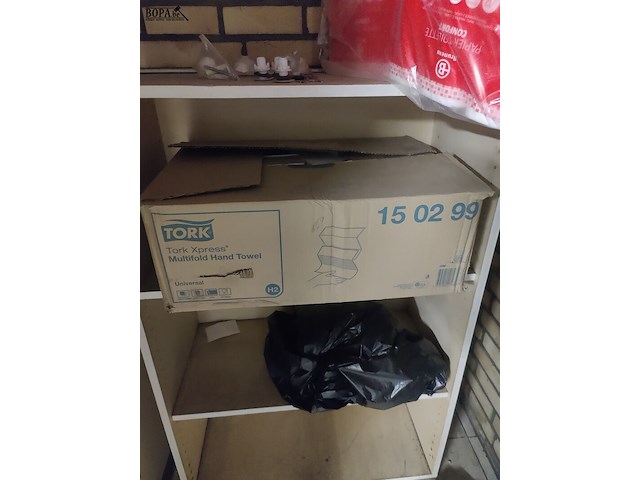 Lot 630 - inhoud toiletberging - afbeelding 5 van  5