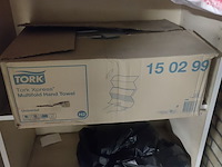 Lot 630 - inhoud toiletberging - afbeelding 5 van  5
