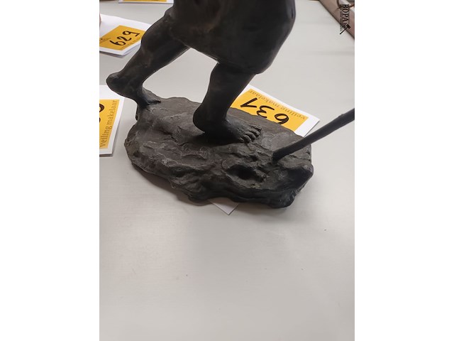 Lot 631 - bronzen beeld georges vandemoortele - afbeelding 3 van  5