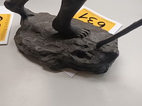 Lot 631 - bronzen beeld georges vandemoortele - afbeelding 3 van  5