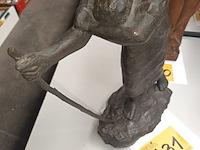 Lot 631 - bronzen beeld georges vandemoortele - afbeelding 4 van  5
