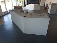 Lot 632 - witte bureau met schuine hoek - afbeelding 2 van  2