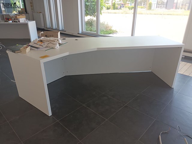 Lot 633 - witte bureau met schuine hoek - afbeelding 1 van  2