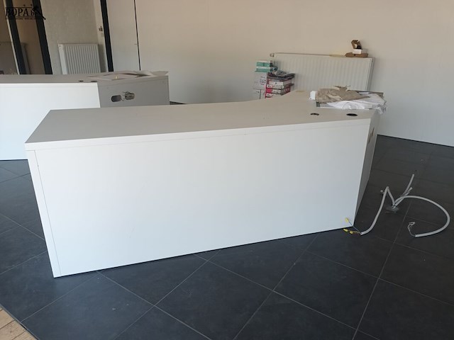 Lot 633 - witte bureau met schuine hoek - afbeelding 2 van  2