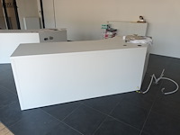 Lot 633 - witte bureau met schuine hoek - afbeelding 2 van  2
