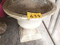 Lot 634 - tuinvaas in beton - afbeelding 1 van  2