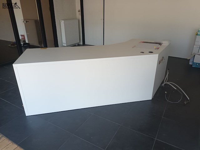 Lot 634 - witte bureau met schuine hoek - afbeelding 1 van  2