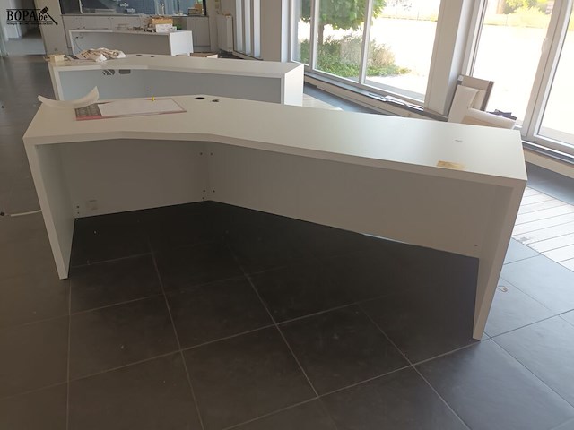 Lot 634 - witte bureau met schuine hoek - afbeelding 2 van  2