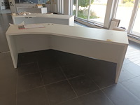 Lot 634 - witte bureau met schuine hoek - afbeelding 2 van  2