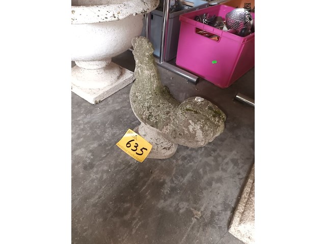 Lot 635 - tuinbeeld haan in beton - afbeelding 2 van  2