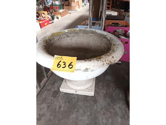Lot 636 - tuinvaas in beton - afbeelding 1 van  3