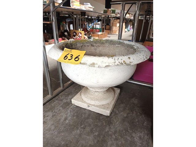 Lot 636 - tuinvaas in beton - afbeelding 2 van  3