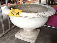 Lot 636 - tuinvaas in beton - afbeelding 2 van  3