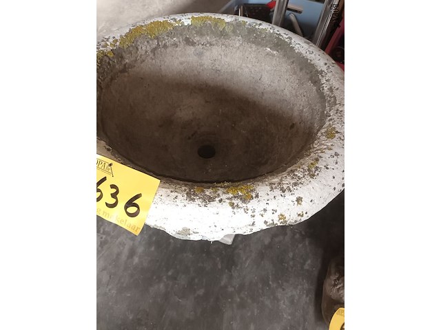 Lot 636 - tuinvaas in beton - afbeelding 3 van  3