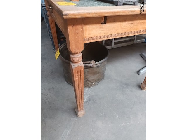 Lot 64 - antieke keukentafel - afbeelding 2 van  3