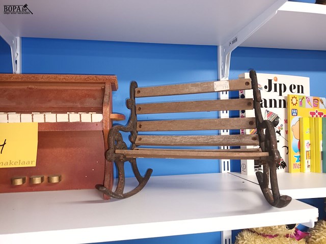 Lot 64 - decoratieve bankjes en piano. 3 stuks - afbeelding 2 van  4