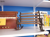 Lot 64 - decoratieve bankjes en piano. 3 stuks - afbeelding 2 van  4
