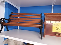 Lot 64 - decoratieve bankjes en piano. 3 stuks - afbeelding 3 van  4