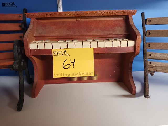 Lot 64 - decoratieve bankjes en piano. 3 stuks - afbeelding 4 van  4