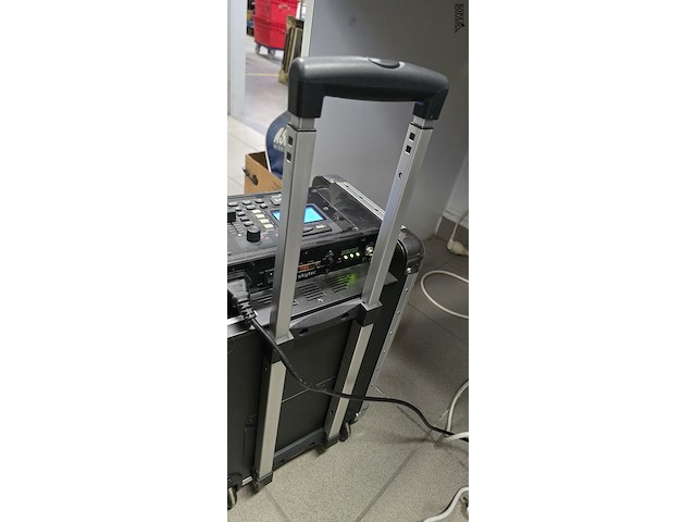 Lot 64 - draagbaar audiosysteem 200w op accu - afbeelding 5 van  7