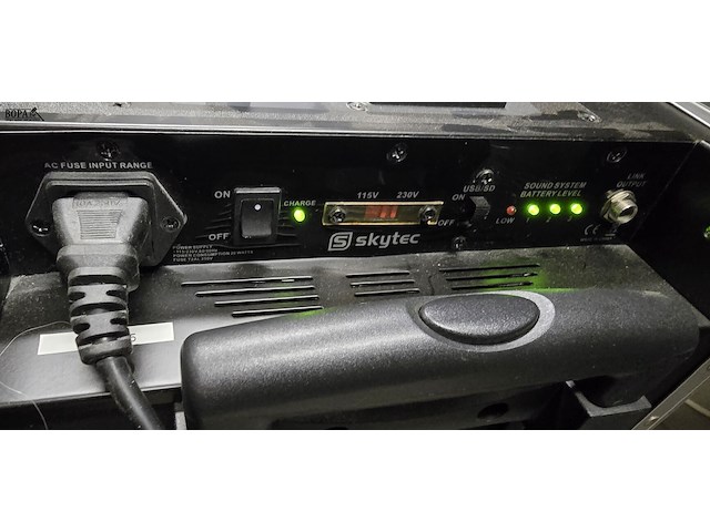 Lot 64 - draagbaar audiosysteem 200w op accu - afbeelding 6 van  7