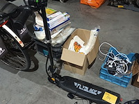 Lot 64 - elektrische step flyblade - afbeelding 1 van  5