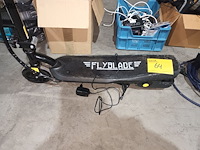 Lot 64 - elektrische step flyblade - afbeelding 2 van  5