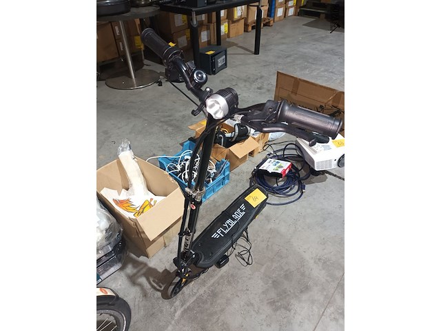 Lot 64 - elektrische step flyblade - afbeelding 3 van  5