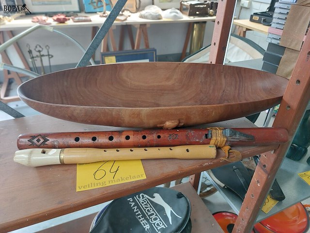 Lot 64 - houten fluiten en afrikaanse schaal - afbeelding 1 van  3