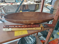Lot 64 - houten fluiten en afrikaanse schaal - afbeelding 1 van  3