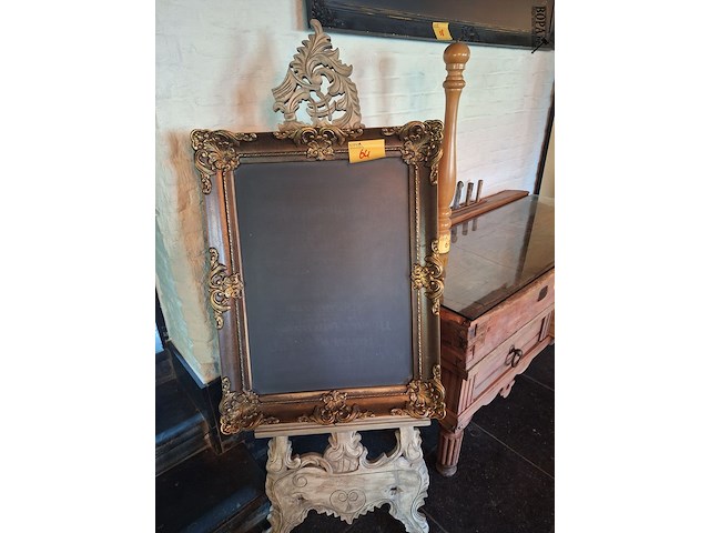 Lot 64 - houten standaard met kader - afbeelding 1 van  1