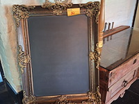 Lot 64 - houten standaard met kader - afbeelding 1 van  1