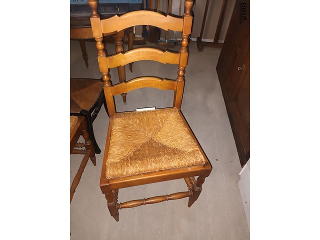 Lot 64 - houten stoel. 2 stuks - afbeelding 1 van  3
