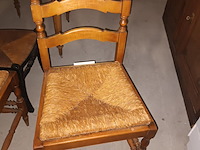 Lot 64 - houten stoel. 2 stuks - afbeelding 1 van  3