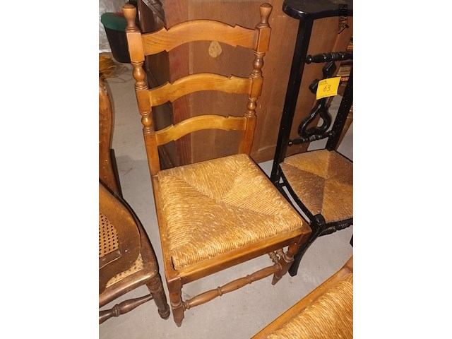 Lot 64 - houten stoel. 2 stuks - afbeelding 2 van  3