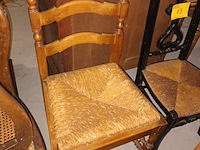 Lot 64 - houten stoel. 2 stuks - afbeelding 2 van  3