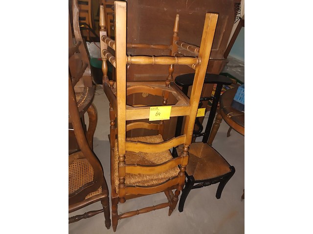Lot 64 - houten stoel. 2 stuks - afbeelding 3 van  3