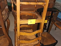 Lot 64 - houten stoel. 2 stuks - afbeelding 3 van  3