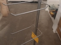 Lot 64 - inox display staander - afbeelding 3 van  3