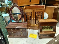 Lot 64 - juwelen meubeltjes in houtsnijwerk - 3 stuks - afbeelding 1 van  2