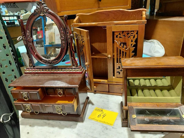 Lot 64 - juwelen meubeltjes in houtsnijwerk - 3 stuks - afbeelding 2 van  2