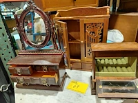 Lot 64 - juwelen meubeltjes in houtsnijwerk - 3 stuks - afbeelding 2 van  2