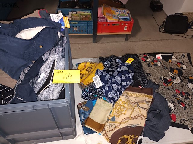 Lot 64 - kledij - afbeelding 1 van  5