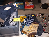 Lot 64 - kledij - afbeelding 1 van  5