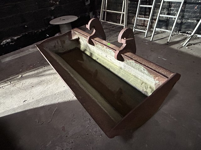 Lot 64 - kraanbak - afbeelding 1 van  2