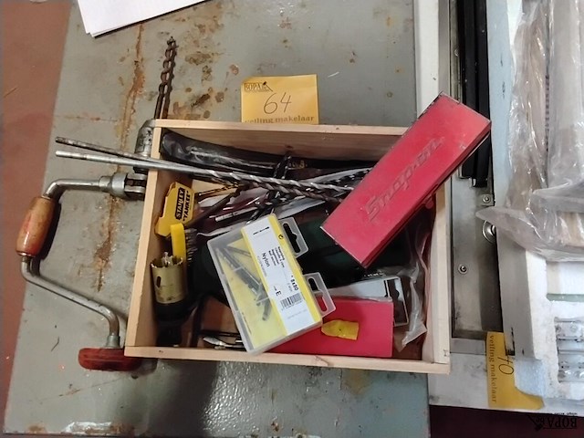 Lot 64 - lot gereedschap - accessoires voor boormachine + handboor - afbeelding 1 van  3