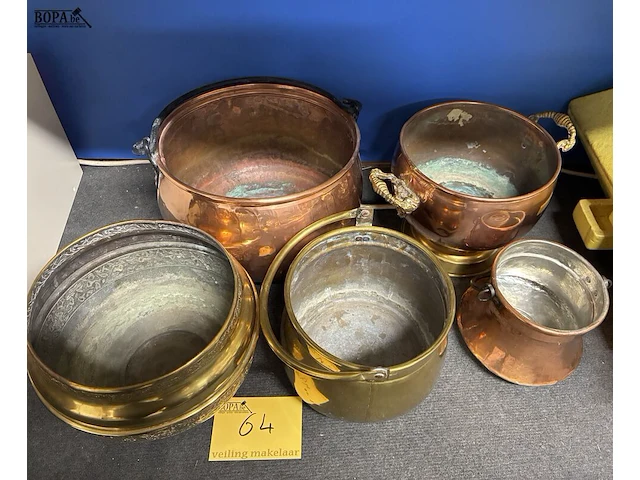 Lot 64 - lot koperen kookpotten en ketels - 5 stuks - afbeelding 1 van  3